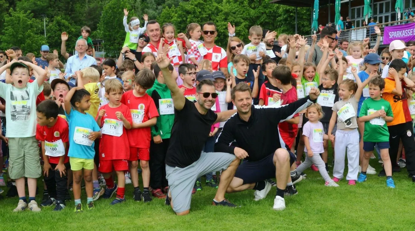 Hunderte Kinder am Start des Charity-Kinderrundenlaufs in Schwarzach